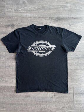 Vintage 90s Alternative Rock Horseshoe Graphic Tee - Retro Metal Band Style Shir